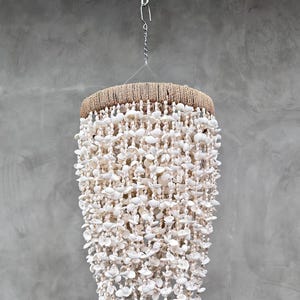 Lampadario a conchiglia fatto a mano 09 / Lampada a sospensione Boho / Lampada da soffitto a conchiglia costiera / Lampada a sospensione per casa sulla spiaggia / Decorazione tropicale - SL09