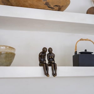Bronze Paar Sitzende Skulptur - Romantische Kunst, Minimalistische Skulptur, Moderne Liebe Figur, Intime Wohnkultur, Regal Styling Ideen - BR234