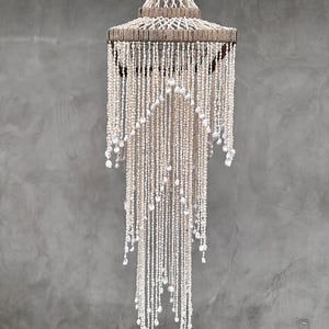 Lampadario a conchiglia fatto a mano 06 / Lampada a sospensione Boho / Lampada da soffitto a conchiglia costiera / Lampada a sospensione per casa sulla spiaggia / Decorazione tropicale - SL06