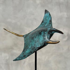 Bronze Manta Ray Sculpture on Stand – Ocean-Inspired Decor, Patinated Marine Artwork, Coastal Nautical Accent with Polished Details - BR338
