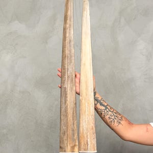 Set aus zwei dekorativen Tribal-Stoßzähnen - Designer-Akzent, natürliche rustikale Skulpturen für Regal, Konsole oder Tisch - Tusk,A / 056