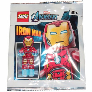 Pu&ograve; includere: Una bustina sigillata LEGO Marvel Avengers con Iron Man. La confezione mostra i loghi LEGO e Marvel Avengers, la scritta Iron Man e un'immagine del personaggio Iron Man. L'indicazione dell'et&agrave; 6+ &egrave; stampata nell'angolo in alto a destra.