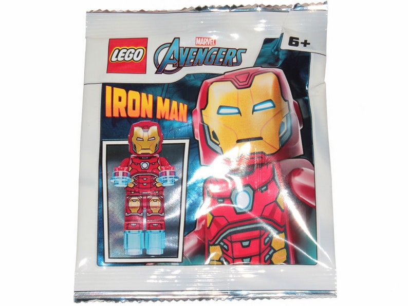 Pu&ograve; includere: Una bustina sigillata LEGO Marvel Avengers con Iron Man. La confezione mostra i loghi LEGO e Marvel Avengers, la scritta Iron Man e un'immagine del personaggio Iron Man. L'indicazione dell'et&agrave; 6+ &egrave; stampata nell'angolo in alto a destra.