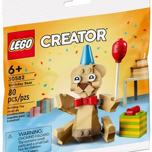 Może przedstawiać: Zestaw LEGO Creator 30582 Birthday Bear z 80 elementami. Zestaw zawiera brązowego misia w niebieskim kapeluszu urodzinowym i czerwonym krawacie, trzymającego czerwony balon. Miś siedzi na niebieskim tle z ż&oacute;łto-zielonym pudełkiem na prezent w tle.  OSTRZEŻENIE: RYZYKO UDUSZENIA. Zabawka zawiera małe elementy i małą piłkę. Nieodpowiednie dla dzieci poniżej 3 roku życia.