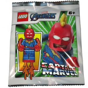 Pu&ograve; includere: Una bustina sigillata LEGO Marvel Avengers con Captain Marvel. La confezione mostra i loghi LEGO e Avengers, un'indicazione di et&agrave; 6+ e una grafica della minifigure di Captain Marvel con tuta rossa e blu, stella gialla ed effetti di fiamma arancioni.