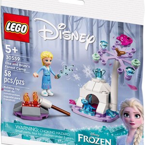 Może przedstawiać: Zestaw LEGO Disney Frozen z Elsą i Brunim. Zestaw zawiera małe ognisko, jaskinię śnieżną i drzewo z kryształami lodu. Zestaw składa się z 58 element&oacute;w i jest przeznaczony dla dzieci w wieku od 5 lat. OSTRZEŻENIE: RYZYKO UDUSZENIA. Małe elementy. Nieodpowiednie dla dzieci w wieku poniżej 3 lat.