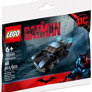 Może przedstawiać: Zestaw LEGO The Batman Batmobile do budowania z 68 element&oacute;w. Zestaw zawiera czarny Batmobile z niebieskim wzorem płomienia i figurkę Batmana.