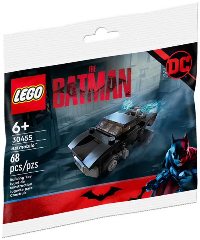 Może przedstawiać: Zestaw LEGO The Batman Batmobile do budowania z 68 element&oacute;w. Zestaw zawiera czarny Batmobile z niebieskim wzorem płomienia i figurkę Batmana.
