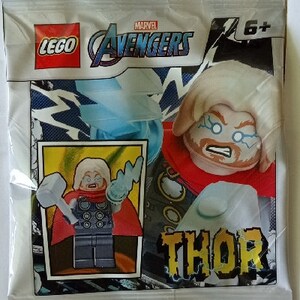 Pu&ograve; includere: Una bustina sigillata LEGO Marvel Avengers con Thor. La confezione mostra i loghi LEGO e Marvel Avengers, un'indicazione di et&agrave; 6+ e un'immagine della minifigure di Thor che impugna Mjolnir e un accessorio a forma di fulmine blu.