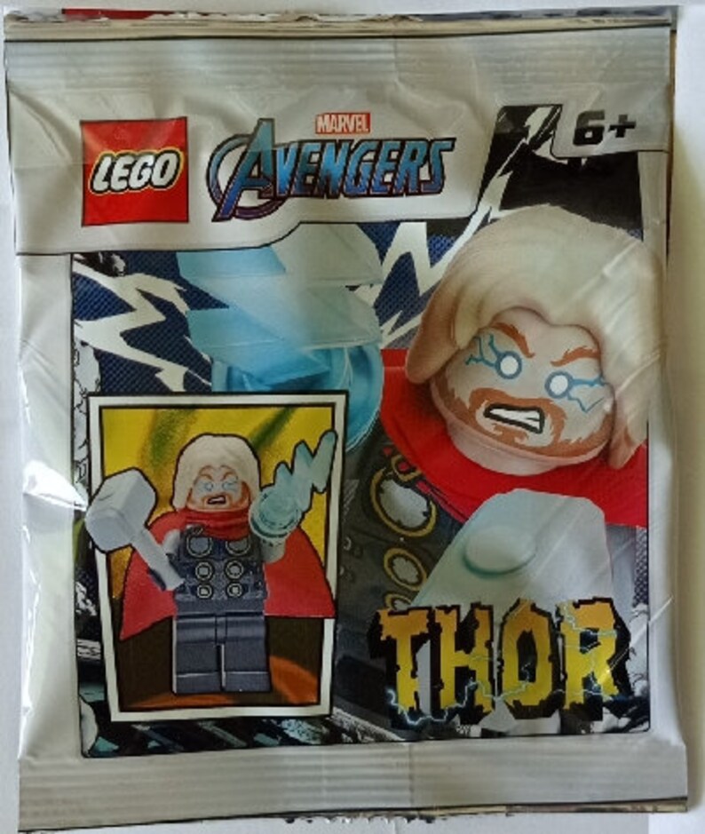 Pu&ograve; includere: Una bustina sigillata LEGO Marvel Avengers con Thor. La confezione mostra i loghi LEGO e Marvel Avengers, un'indicazione di et&agrave; 6+ e un'immagine della minifigure di Thor che impugna Mjolnir e un accessorio a forma di fulmine blu.