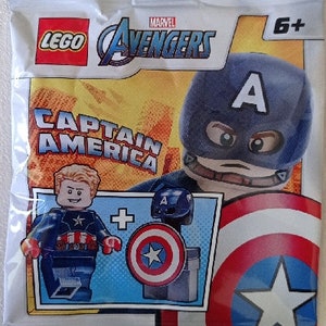 Pu&ograve; includere: Una bustina sigillata LEGO Marvel Avengers con Captain America. La confezione mostra una grafica della minifigure di Captain America, un casco blu e uno scudo rosso, bianco e blu. Il testo riporta LEGO, Marvel Avengers e Captain America.