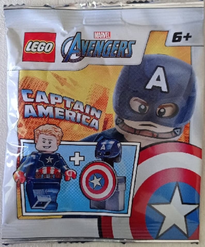 Pu&ograve; includere: Una bustina sigillata LEGO Marvel Avengers con Captain America. La confezione mostra una grafica della minifigure di Captain America, un casco blu e uno scudo rosso, bianco e blu. Il testo riporta LEGO, Marvel Avengers e Captain America.