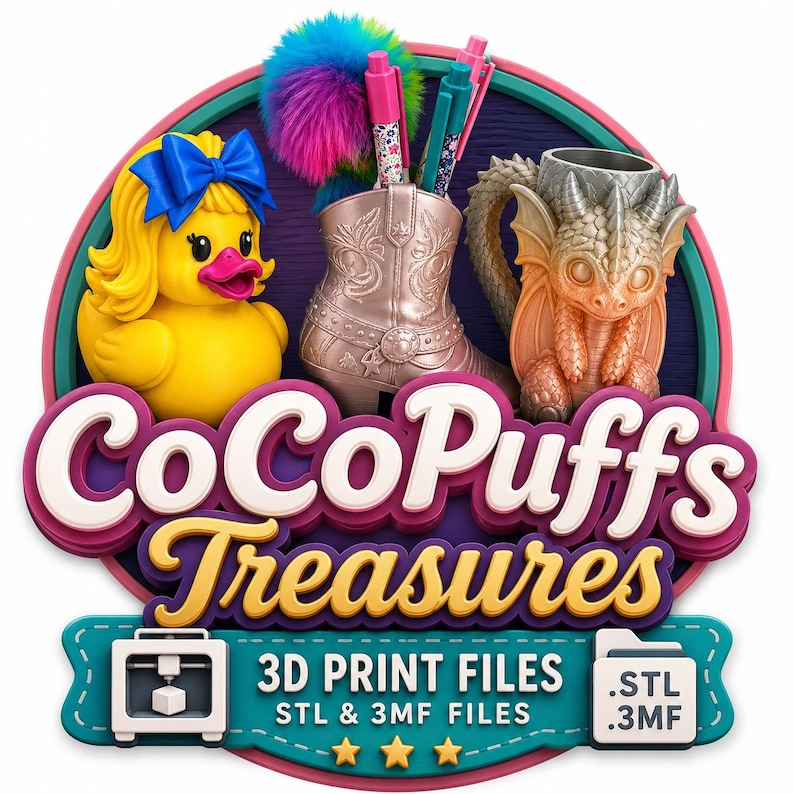 K&ouml;nnte beinhalten: Ein kreisf&ouml;rmiges Logo mit einer gelben Quietscheente mit blauer Schleife, einem Stiftehalter in Form eines metallisch-rosa Cowboystiefels und einer kleinen Drachenfigur. Der Text lautet CoCoPuffs Treasures 3D PRINT FILES STL & 3MF FILES mit 3D-Drucker-Symbolen.