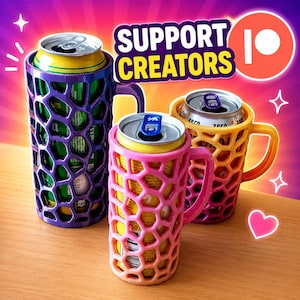 Könnte beinhalten: Drei zylindrische Dosenhalter mit Griffen, die ein violettes, rosafarbenes und orangefarbenes Wabenmuster aufweisen. Jeder Halter enthält eine Metalldose. Der Text SUPPORT CREATORS und ein kreisförmiges Logo sind im Hintergrund zu sehen.
