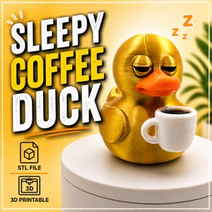 Op de afbeelding: Een gouden eendenbeeldje met gesloten ogen en een oranje snavel, met een witte koffiekop. De tekst "SLEEPY COFFEE DUCK" wordt in grote, vette letters weergegeven. De afbeelding bevat ook pictogrammen voor STL-bestand en 3D-printen.