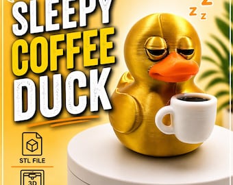 Puede incluir: Una figura de pato dorado con los ojos cerrados y un pico naranja, sosteniendo una taza de café blanca. El texto "SLEEPY COFFEE DUCK" se muestra en letras grandes y en negrita. La imagen también incluye iconos para el archivo STL y la impresión 3D.