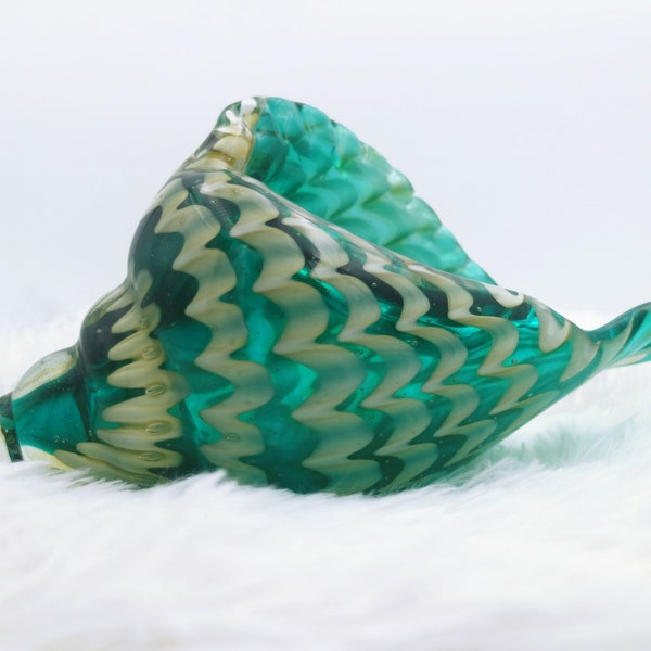 Coquille de verre vert soufflé à la main,sculpture de plage,conque de verre,art de plage,art océanique,sculpture de coquillages,décor de plage,art en verre de Murano,cadeau de Noël