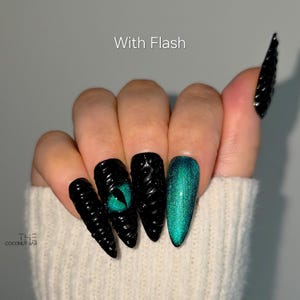 Dragon&#39;s Eye Blue Chameleon Press On Nail Set