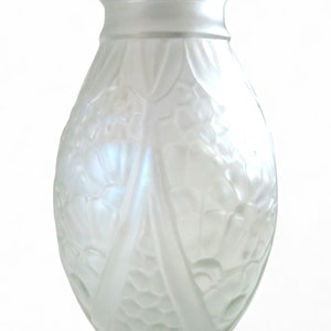 Op de afbeelding: Een witte, gematteerde glazen vaas met een ovale vorm en een reli&euml;fbloemendesign.