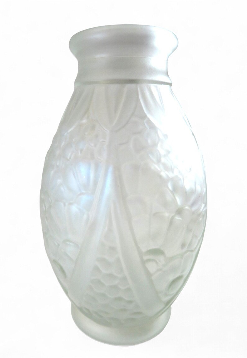 Op de afbeelding: Een witte, gematteerde glazen vaas met een ovale vorm en een reli&euml;fbloemendesign.