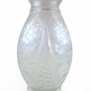 Op de afbeelding: Een witte, gematteerde glazen vaas met een reli&euml;f van bloemen. De vaas heeft een rond lichaam en een smalle hals.