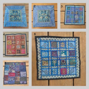 Puede incluir: Seis cojines cuadrados diferentes con varios diseños de patchwork. Los cojines están hechos de diferentes telas y colores, incluyendo azul, rojo, dorado y morado. Los cojines miden aproximadamente 30 cm por 30 cm.
