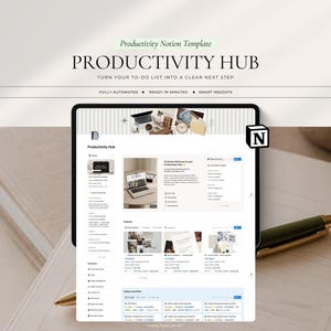 Può includere: Un modello digitale Notion Productivity Hub visualizzato sullo schermo di un tablet. L'interfaccia presenta una dashboard con sezioni per attività, progetti e risorse. Il testo include Productivity Notion Template, PRODUCTIVITY HUB e TURN YOUR TO-DO LIST INTO A CLEAR NEXT STEP.