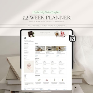 Könnte beinhalten: Eine digitale Notion-Vorlage auf einem Tablet-Bildschirm mit dem Titel 12 WEEK PLANNER. Die Benutzeroberfläche enthält einen 12-Wochen-Zyklus, Wochenplaner-Abschnitte, Fortschrittsbelohnungen und Navigationslinks. Der Text lautet Productivity Notion Template, 12 WEEK PLANNER, YOUR FUTURE IS ONLY 12 WEEKS FROM NOW, FULLY AUTOMATED, READY IN MINUTES und SMART INSIGHTS.