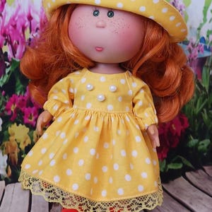 Vestido amarillo de lunares y sombrero de ala ancha para muñeca Mia Muñeca Mia de 23 cm (9") Nines d'Onil con encaje y detalle de perlas Conjunto hecho a mano