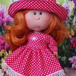 Vestido de lunares rojos y sombrero a juego para muñeca Little Mia de 23 cm (9 pulgadas) Nines d'Onil con ribete de encaje y mangas largas de algodón hecho a mano