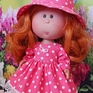 Vestido de lunares rojos y sombrero para el sol para muñeca Little Mia de 23 cm (9 pulgadas) Nines d'Onil con ribete de encaje y mangas largas, conjunto de algodón hecho a mano.