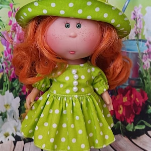 Vestido de lunares verdes y sombrero de ala ancha para muñeca Mia Muñeca Mia de 23 cm (9"). Conjunto Nines d'Onil con encaje y detalle de perlas. Hecho a mano.