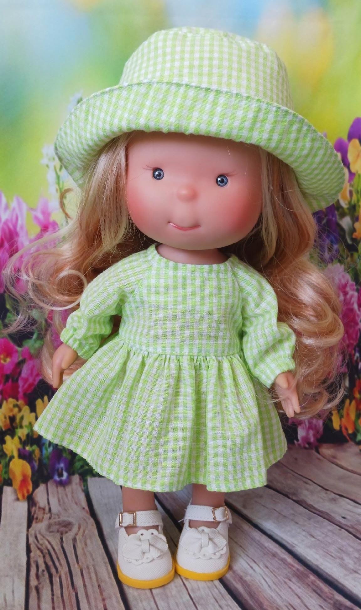 ライトグリーンのチェック柄長袖ドレスと帽子付き – ミア＆ピッパ人形