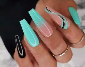 Bộ mặt mới của đôi tay sẽ không thể thiếu với bộ đôi màu Pastel Teal Green & Black độc đáo và tinh tế. Màu sắc khéo léo phối hợp cùng chất liệu nhựa nhân tạo của chiếc áo ngón này sẽ là lựa chọn hoàn hảo để tôn vinh vẻ đẹp đầy tự tin của bạn.