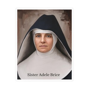 Puede incluir: Un retrato de la hermana Adele Brice vistiendo un hábito tradicional en blanco y negro. La figura está centrada sobre un fondo neutro con pinceladas. El texto 'Sister Adele Brice' está impreso en negro en la parte inferior.
