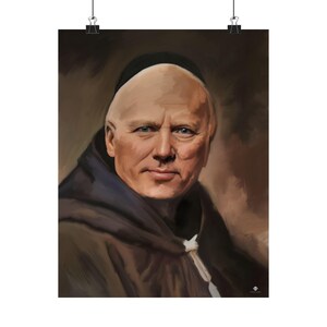 Puede incluir: Una impresión de retrato de un hombre con la cabeza rapada, ojos azules y una expresión contemplativa. Lleva una túnica con capucha marrón oscuro con una corbata blanca. La obra de arte tiene un estilo pictórico con tonos cálidos y terrosos.