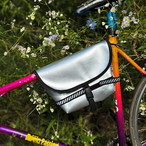 Sacoche de vélo en bâche recyclée argentée - Sac banane de vélo