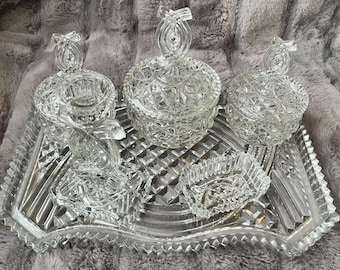 Juego de tocador Art Déco de cristal tallado transparente de la década de 1930, 6 piezas con diseño de asa en forma de arco.