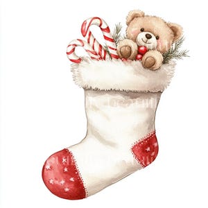 Op de afbeelding: Een witte kerstsok met rode en witte snoepstokken en een bruine teddybeer die uit de bovenkant kijkt.