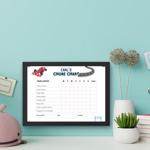 Può includere: Un grafico delle faccende incorniciato in nero con un design di auto da corsa. Il grafico è intitolato "Carl's Chore Chart" e include un elenco di faccende e una griglia per tenere traccia del completamento.