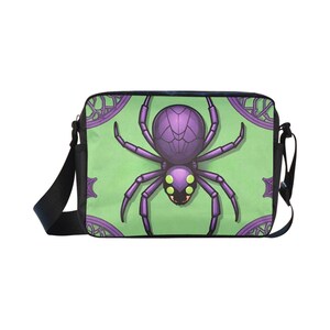 以下が含まれることがあります： 明るい緑色の背景に紫色のクモのデザインが施された長方形のメッセンジャーバッグ。 クモは8本の足と緑色の目があります。 バッグには黒いストラップとトリムが付いています。