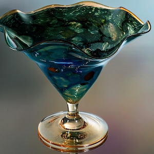 Op de afbeelding: Een rustiek houten bord met de tekst "Welcome to our home" in een handgeschreven stijl. Het bord heeft een verweerde afwerking en een eenvoudig, uitnodigend ontwerp, ideaal voor een veranda of entree.