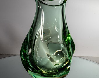 Miloslav Klinger - Železný Brod (Borské Sklo) - Mid Century designer vase - height 17.5 cm - Bohemia 1960-1969