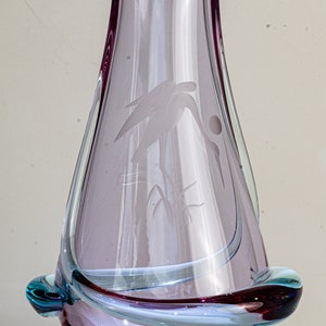 Frantisek Zemek - Železný Brod - Vase with engraved heron (H 21 cm) - Glass, alexandrite glass - Bohemia 1960-1969