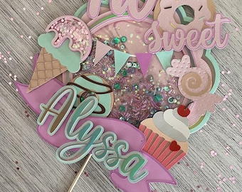 Puede incluir: Topper de pastel morado y verde con las palabras "Two Sweet" y "Alyssa" en una pancarta. El topper presenta un cupcake, una dona, un cono de helado y chispas.