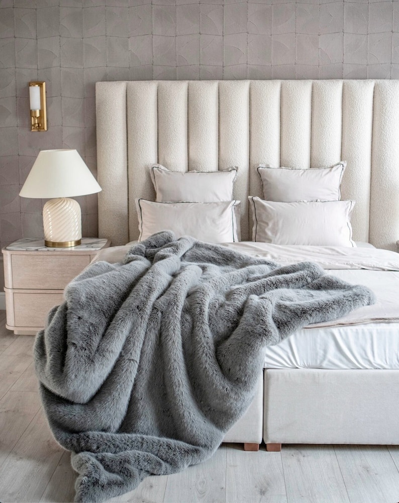 MilsenDesign Faux Fur Throw Blanket - Thumbnail 4