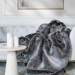 Gray Faux Fur Throw – Comfort, Elegance, and Unique Home Décor for Your Interiors. This luxurious throw, crafted from premium faux fur in sophisticated shades of gray, is the perfect home decoration that brings warmth and refined character to any space. Enhance your living area with a blend of cozy comfort, modern design, and timeless elegance that highlights your unique style.