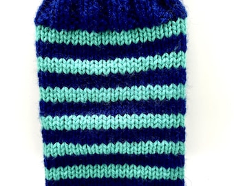 Puede incluir: Una funda de teléfono de punto a rayas azules y verde azulado. La funda está hecha de hilo suave y tiene un diseño simple y moderno.