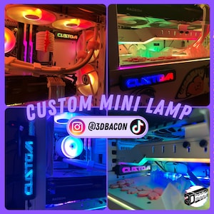 Peut inclure: Un PC personnalisé avec des lumières LED colorées, une mini lampe personnalisée et le texte "CUSTOM" sur le côté. Le PC est blanc avec des accents noirs et a un boîtier transparent. La mini lampe est également blanche avec des accents noirs et a un boîtier transparent. Le texte "DO NOT BUY IF YOU HAVEN'T TALKED WITH ME :)" est sur le côté droit de l'image.