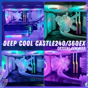 Op de afbeelding: Een witte computerbehuizing met een transparant acryl paneel dat de binnenkant laat zien. De behuizing heeft een aangepaste kristal edelsteen mod op de AIO pomp. De tekst "DEEP COOL CASTLE 240/360EX CRYSTAL GEM MOD" is zichtbaar op de behuizing. De tekst "COMPATIBLE EXCLUSIVELY FOR: DEEP COOL CASTLE 240/360EX" is zichtbaar aan de rechterkant van de afbeelding.